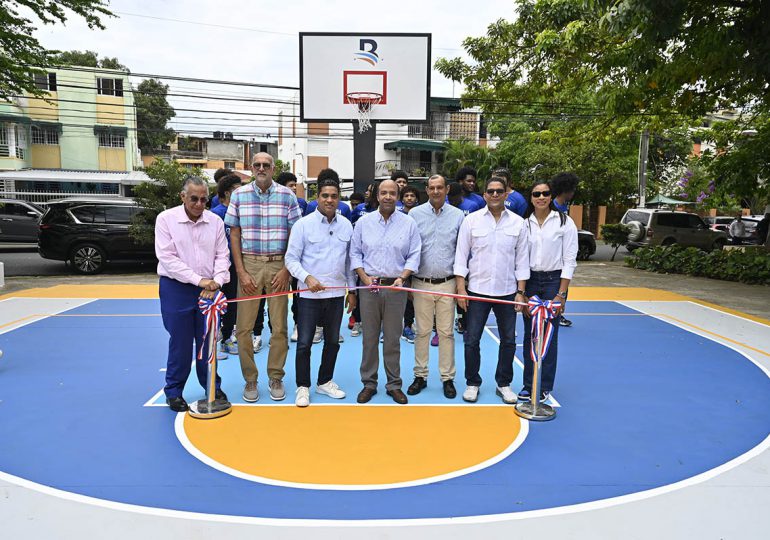 Banreservas remoza cancha Camila Henríquez del sector Mirador Norte