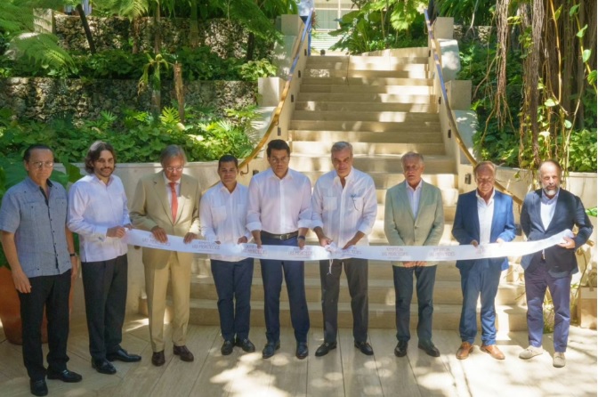 El presidente Abinader y el ministro David Collado inauguran un nuevo hotel en la Ciudad Colonial