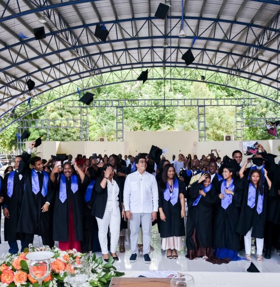 Fellito Suberví encabeza graduación de 24 nuevos bachilleres técnicos del Liceo CAASD