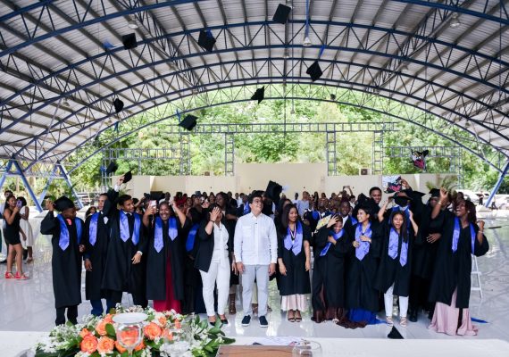 Fellito Suberví encabeza graduación de 24 nuevos bachilleres técnicos del Liceo CAASD