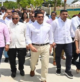Ministro David Collado supervisa construcción de obra en los Bajos de Haina
