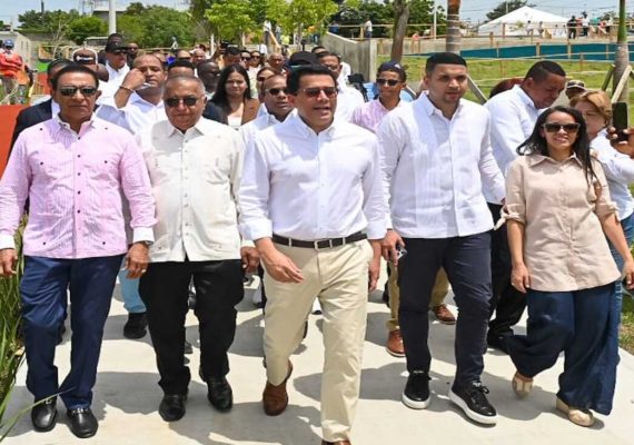 Ministro David Collado supervisa construcción de obra en los Bajos de Haina