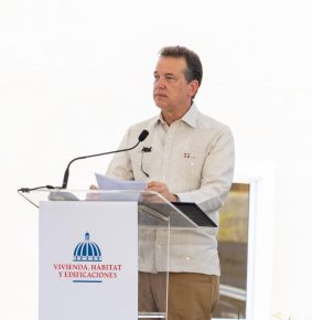 Ministro Ito Bisonó destaca que más de 1,300 dominicanos ya tienen hogar propio en urbanización San José