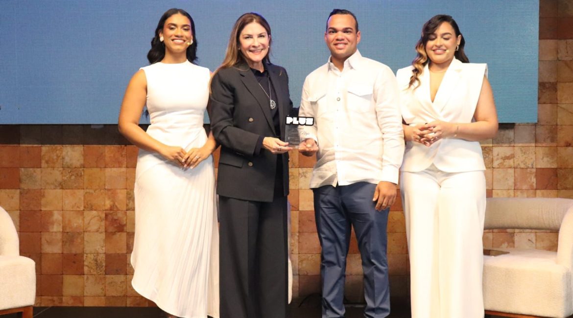 ¡Otro éxito para Los Plus! Carolina Mejía comparte su historia y visión de futuro con jóvenes de La Vega