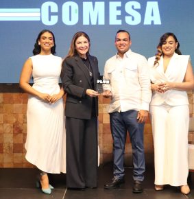 ¡Otro éxito para Los Plus! Carolina Mejía comparte su historia y visión de futuro con jóvenes de La Vega