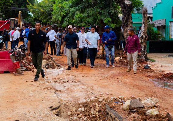 Fellito Suberví inspecciona obras en las “villas” y pide paciencia a comerciantes y residentes