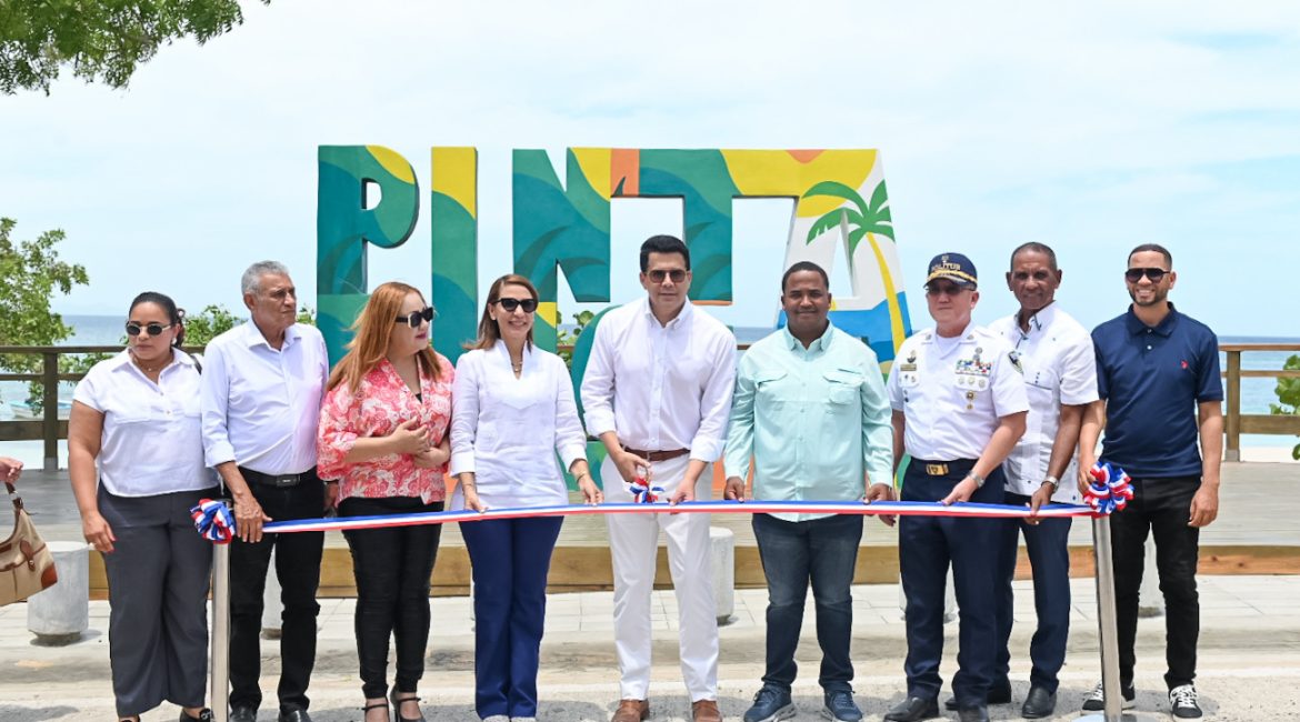 Ministro de Turismo inaugura parador fotográfico en Punta Rucia, Puerto Plata