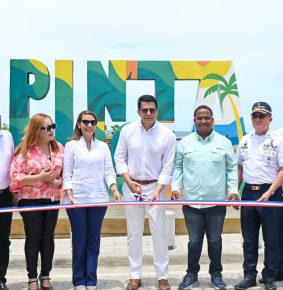 Ministro de Turismo inaugura parador fotográfico en Punta Rucia, Puerto Plata