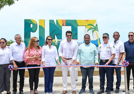 Ministro de Turismo inaugura parador fotográfico en Punta Rucia, Puerto Plata