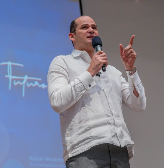 El presidente de la Asociación de Medios Digitales, Rudys Fernández, junto a comunicadores salieron en defensa del director ejecutivo del INABIE, Adolfo Pérez, al considerar que existe una campaña en su contra