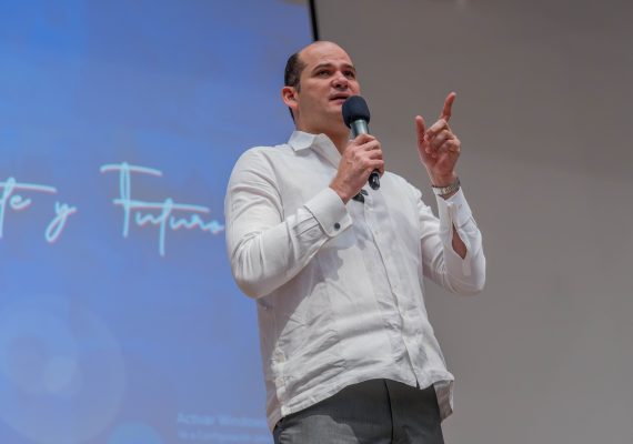 El presidente de la Asociación de Medios Digitales, Rudys Fernández, junto a comunicadores salieron en defensa del director ejecutivo del INABIE, Adolfo Pérez, al considerar que existe una campaña en su contra
