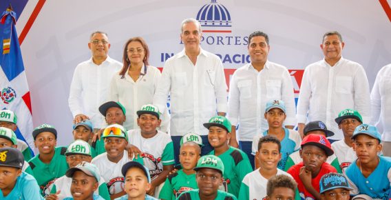 Presidente Abinader inaugura play en Samaná