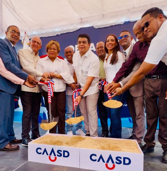 Fellito Suberví deja iniciados trabajos de saneamiento cañada Boronota, en SDN